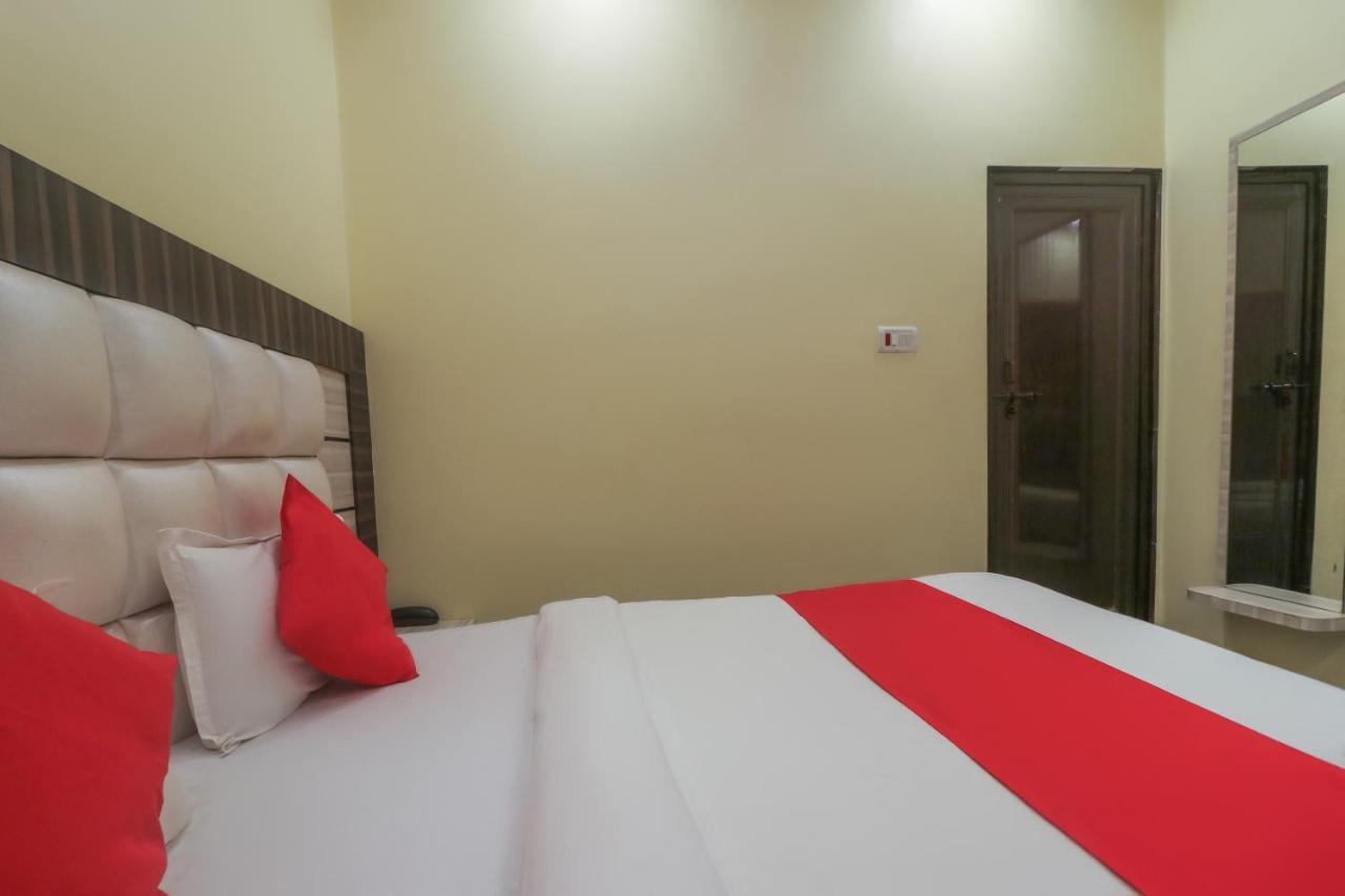 Oyo 60651 Hotel Arya Benares Buitenkant foto